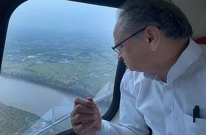 ashok gehlot सीएम गहलोत ने किया बाढ़ प्रभावित क्षेत्रों का हवाई दौरा, बोले, 'किसी को घबराने की जरुरत नहीं'