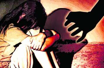 The girl who went to the toilet did not return home, parents worried दिशा मैदान गई छात्रा घर नहीं लौटी, चिंता के कारण थम नहीं रहे मां-बाप के आंसू