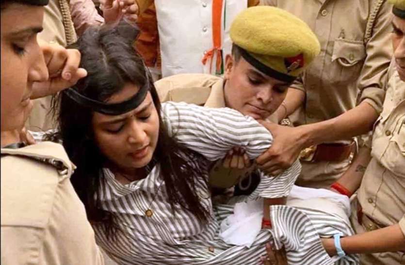 सीएम से मिलने पर अड़ी ये लड़की पुलिस से भिड़ी सीएम से मिलने पर अड़ी ये लड़की पुलिस से भिड़ी