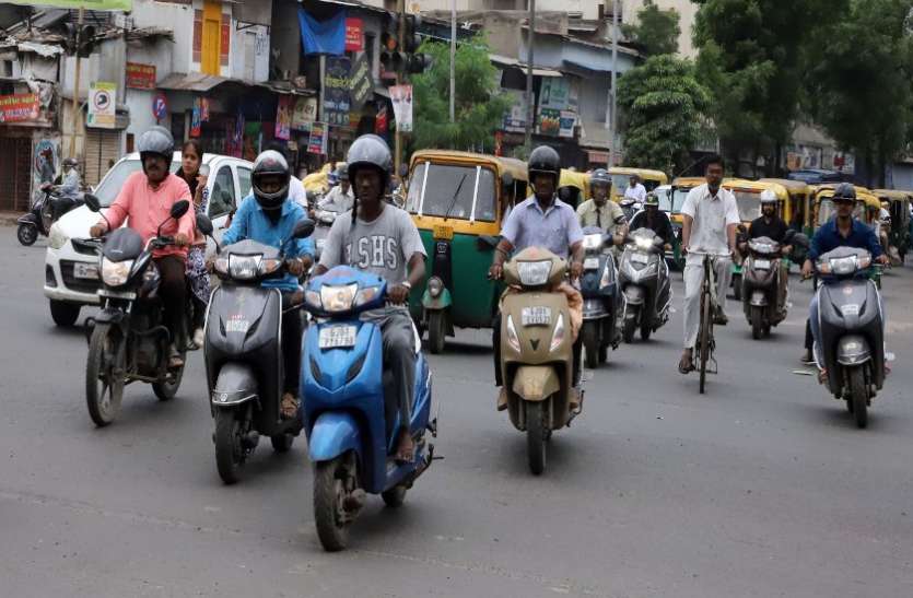 Ahmedabad: गुजरात में शुरू हुआ नए ट्रैफिक नियमों का अमल, जानें पहले दिन कैसा रहा हाल Ahmedabad: गुजरात में शुरू हुआ नए ट्रैफिक नियमों का अमल, जानें पहले दिन कैसा रहा हाल