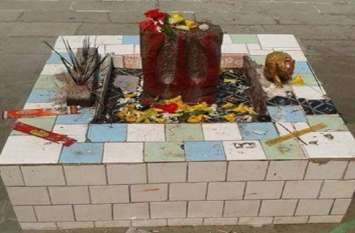 deeh baba statue broken in azamgarh अराजकतत्वों ने तोड़ी प्रतिमा, नाराज ग्रामीणों ने किया हंगामा