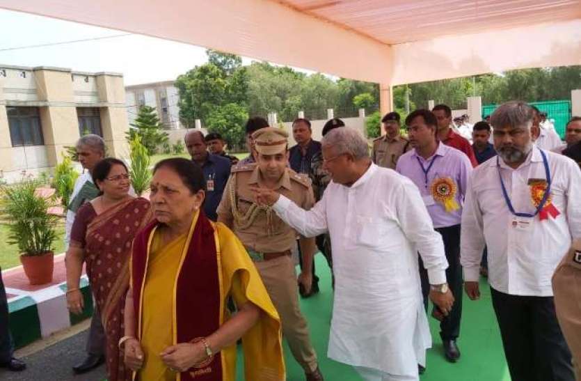 anandben_patel.jpg पद संभालने के बाद पहली बार मेरठ पहुंची यूपी की राज्यपाल का हुआ जबर्दस्त स्वागत