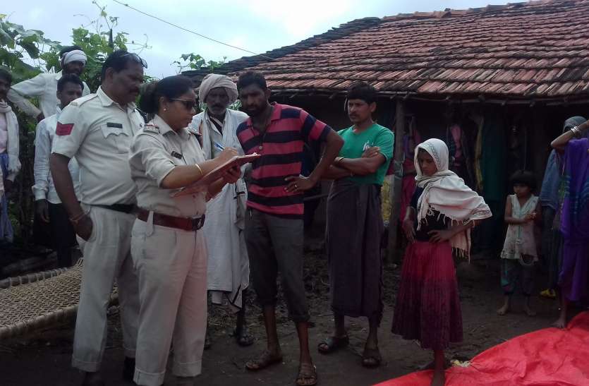 Death by hanging बबूल के पेड़ पर फांसी के फंदे पर लटका मिला वृद्ध