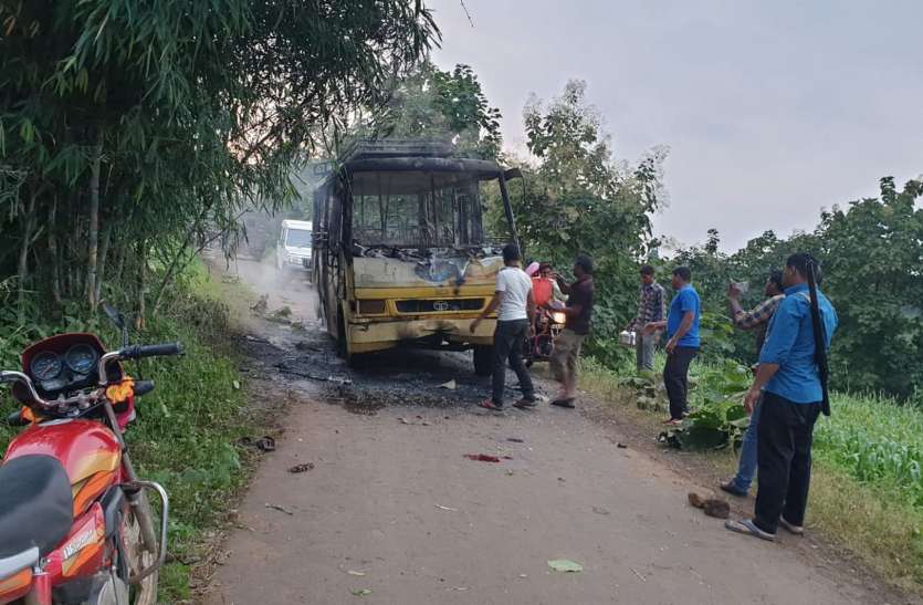 Bike driver dies in accident बस ने बाइक सवार को कुचला, लोगों ने फूंकी बस