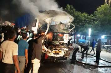 Trucks fire on the Jaipur Ajmer Highway देखते ही देखते आग का गोला बन गए ट्रक, चालक झुलसा दो ट्रकों में हुई भिड़ंत