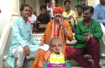 Young artist celebrate PM Narendra Modi Birthday with his song बनारस के कलाकारों ने गीत गाकर पीएम नरेन्द्र मोदी को जन्मदिन की बधाई दी