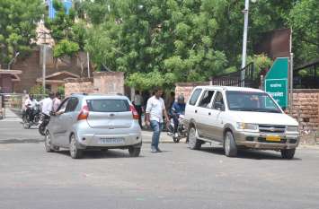 Hospital and Collectorate campus made shortcut way अस्पताल और कलक्ट्रेट परिसर को बना लिया शॉर्टकट रास्ता, दिनभर सरपट दौड़ रहे वाहन