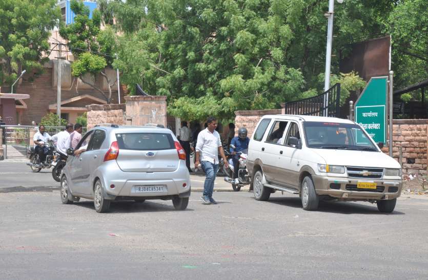 Hospital and Collectorate campus made shortcut way अस्पताल और कलक्ट्रेट परिसर को बना लिया शॉर्टकट रास्ता, दिनभर सरपट दौड़ रहे वाहन
