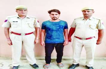 Caught with illegal weapon while racking up ATM एटीएम की रैकी करते अवैध हथियार सहित पकड़ा
