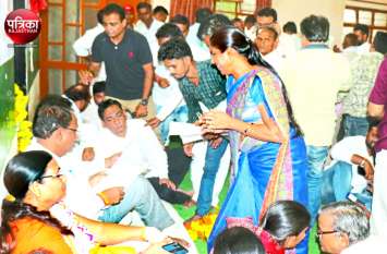 Congress workers accuses former MLA in banswara कांग्रेस में घमासान, प्रभारी मंत्री के सामने पूर्व विधायक के खिलाफ कार्यकर्ताओं ने खोला मोर्चा, बोले- ‘पूरी कांग्रेस खत्म कर दी’