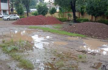 As soon as Nek's team arrives, they will face mud in the campus नेक की टीम का आते ही सामना होगा कैंपस में सने कीचड़ से