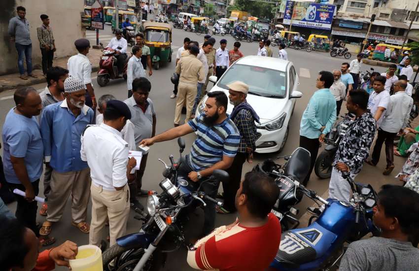 Ahmedabad: गुजरात में शुरू हुआ नए ट्रैफिक नियमों का अमल, जानें पहले दिन कैसा रहा हाल