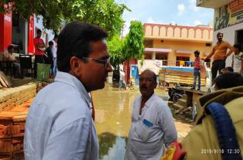DM Surendra Singh inspection flood effective area in Varanasi DM ने किया बाढ़ प्रभावित क्षेत्र का निरीक्षण, खतरे के निशान के पास पहुंच रहा जलस्तर