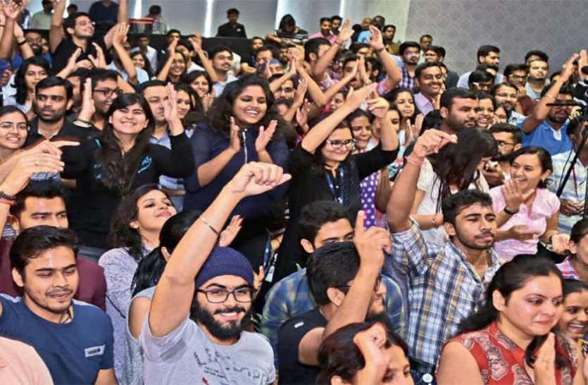 employee.jpeg देश में इन राज्यों के लोगों को मिला त्योहारी तोहफा, बढ़ने जा रही सभी की सैलरी