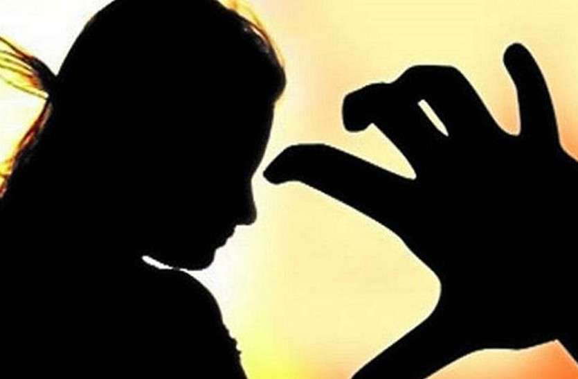 meerut मां के साथ ट्यूशन जा रही छात्रा से छेड़छाड़, स्कूल भी जाना छोड़ा