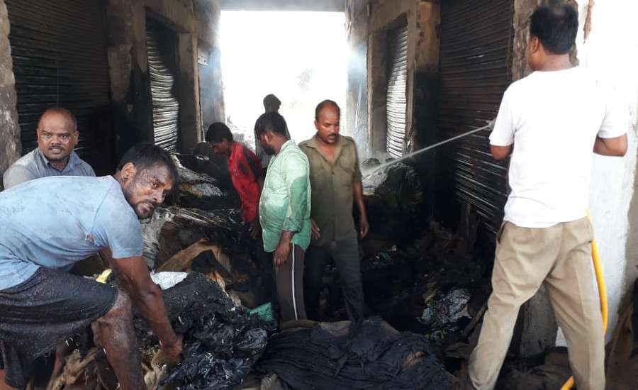 शहर की बोरी गोदाम में लगी भीषण आग, 12 लाख का माल जलकर स्वाहा, महिला ने भागकर बचाई जान