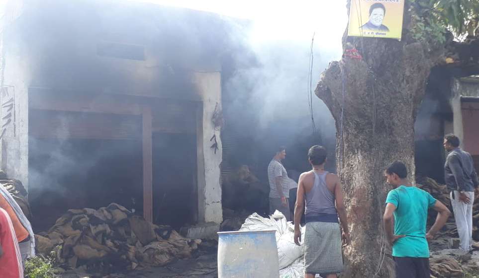 शहर की बोरी गोदाम में लगी भीषण आग, 12 लाख का माल जलकर स्वाहा, महिला ने भागकर बचाई जान