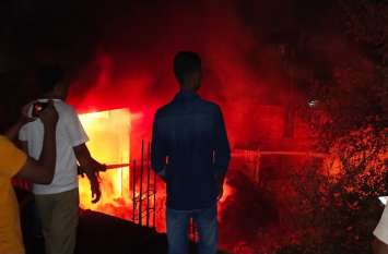 Heavy fire: Heavy fire in city's sack warehouse Breaking News: शहर की बोरी गोदाम में लगी भीषण आग, 12 लाख का माल जलकर स्वाहा, महिला ने भागकर बचाई जान