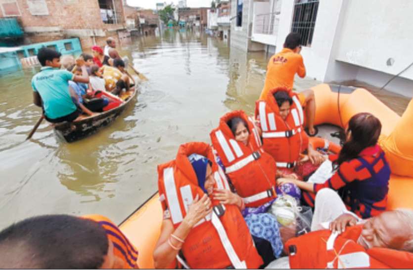 flood-10.jpg विदाई से पहले मानसून ने राजस्थान में मचाया हाहाकार, यहां स्कूलों में अवकाश घोषित, मौसम विभाग ने अब दिए ऐसे संकेत
