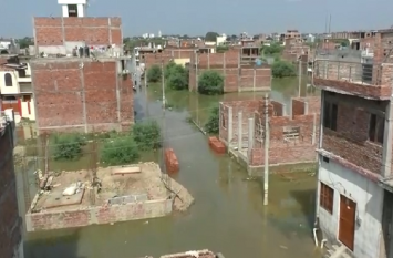Ganga and Varuna Water cross warning level in Varanasi लोगों के घरों में घुसा गंगा व वरुणा का पानी, वार्निंग लेवल पार करने के बाद भी जलस्तर में वृद्धि जारी