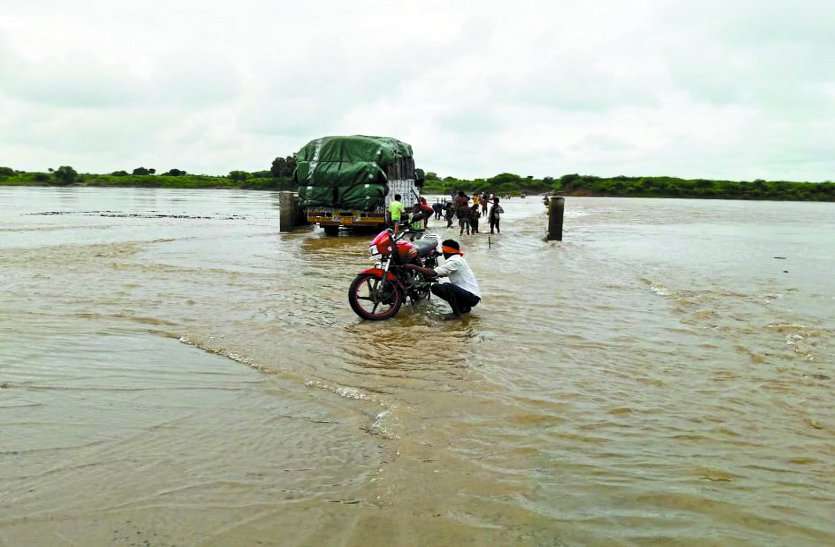 mp heavy rainfall in sheopur एमपी के इस जिले में बाढ़ से हालात खराब, सेना बुलाई और हाई अलर्ट भी जारी
