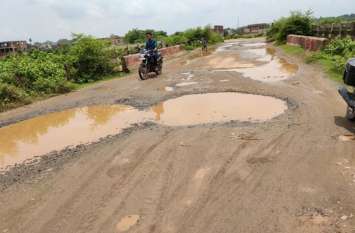 Trouble due to potholes and mud on the Bargawan-Dhaod road in Singroli बरगवां- धौडऱ मार्ग पर मुसीबत बना आवागमन, गड्ढे व कीचड़ से परेशानी, हादसों का खतरा