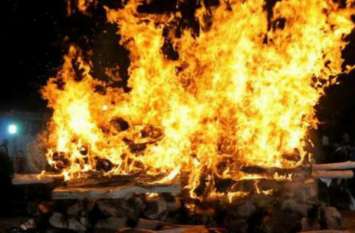 muslim brothers give brahmin uncle a hindu cremation with all rituals मिसाल: धर्म की दीवारें तोड़कर मुस्लिम भाइयों ने धोती-जनेऊ पहन किया पिता के ब्राह्मण दोस्त का दाह संस्कार