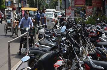 Encroachment And Illegal Parking On Roads At Alwar अलवर की ट्रैफिक व्यवस्था बदहाल, मुख्य सडक़ों और चौराहों पर अवैध पार्किंग, कैसे गुजरे राहगीर?