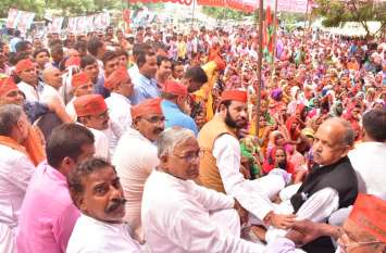 In Rae Bareli, SP MLA blew up against policies of Yogi government of Uttar Pradesh रायबरेली में सपा विधायक ने उत्तर प्रदेश की योगी सरकार कि नीतियों के खिलाफ फूंका बिगुल