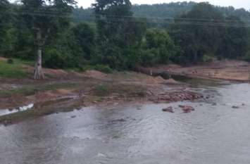 Illegal mining of sand is happening openly खुलेआम हो रहा रेत का अवैध खनन