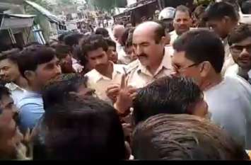 Villagers stricken with electrical problem blocked the road योगी शासन की यह अव्यवस्था कानून व्यवस्था के लिए खतरनाक