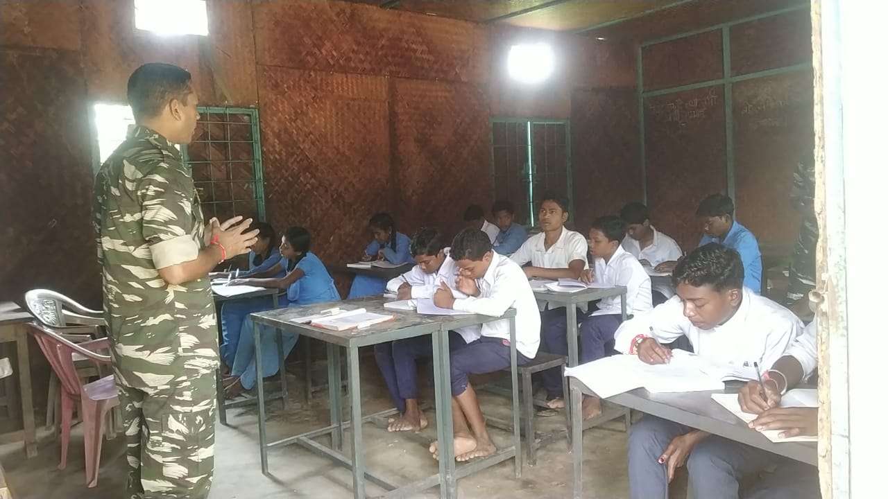 माओवाद की खौफ से शिक्षकों ने कर लिया स्कूल से किनारा, अब ये जिम्मा वहां की पुलिस उठाती है, इस अनोखे ढंग से