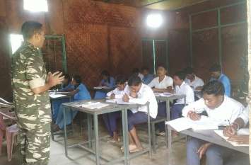 fear of Naxalite teacher dont come school, CRPF jawan teaches children माओवाद की खौफ से शिक्षकों ने कर लिया स्कूल से किनारा, वहां की CRPF उठाती है अब ये जिम्मा, इस अनोखे ढंग से