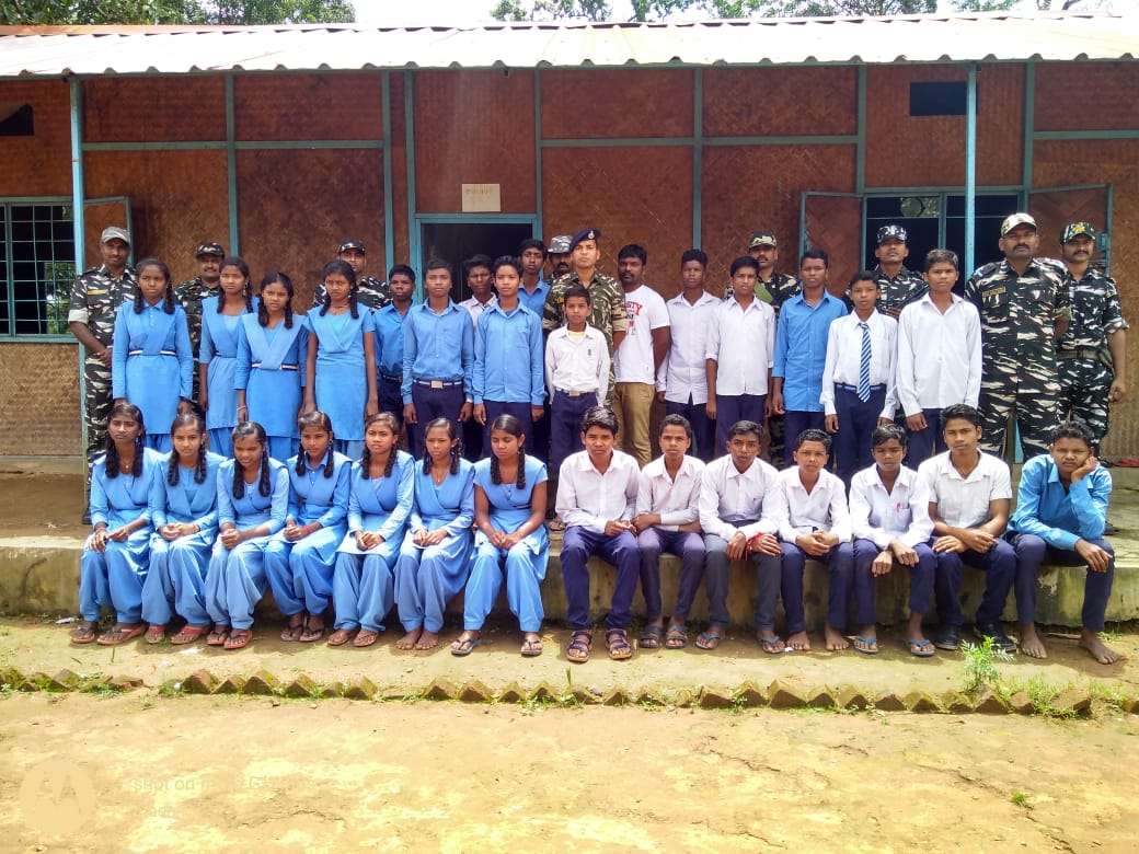 माओवाद की खौफ से शिक्षकों ने कर लिया स्कूल से किनारा, अब ये जिम्मा वहां की पुलिस उठाती है, इस अनोखे ढंग से