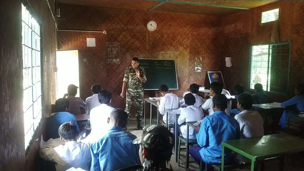 माओवाद की खौफ से शिक्षकों ने कर लिया स्कूल से किनारा, अब ये जिम्मा वहां की पुलिस उठाती है, इस अनोखे ढंग से