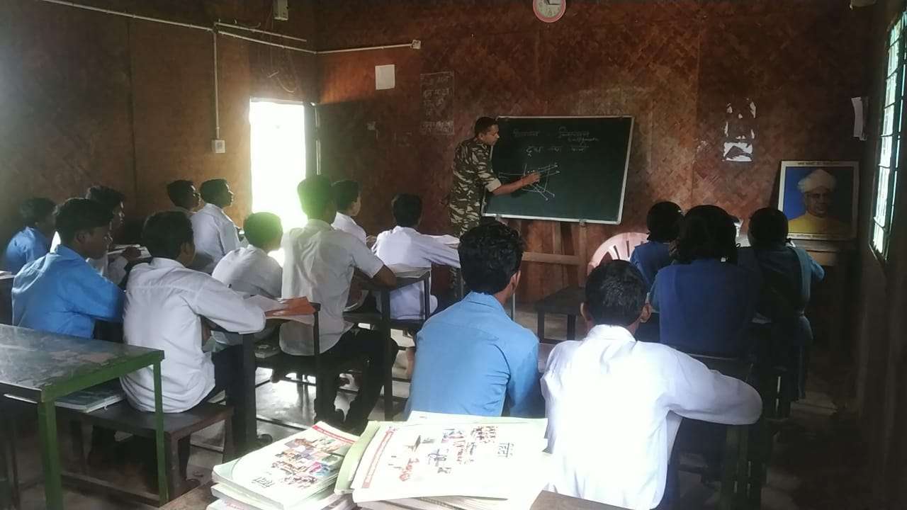 माओवाद की खौफ से शिक्षकों ने कर लिया स्कूल से किनारा, अब ये जिम्मा वहां की पुलिस उठाती है, इस अनोखे ढंग से