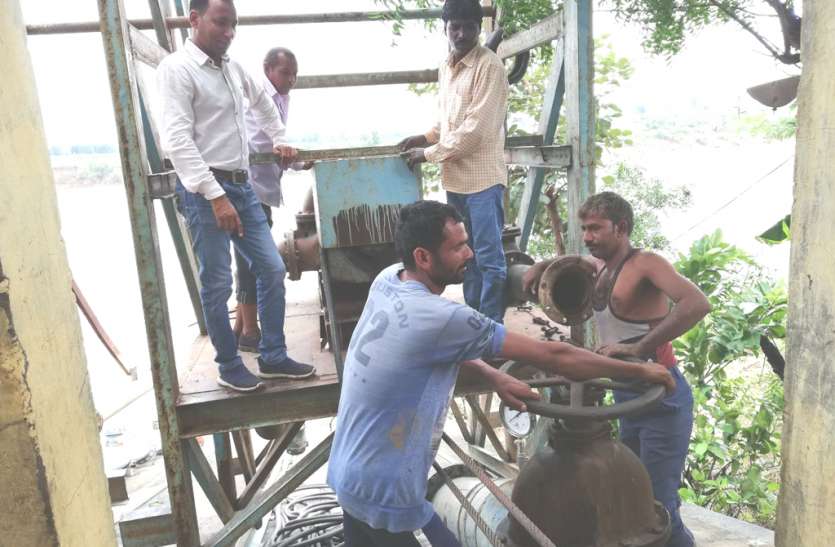 Water workers engaged in smooth water supply जलापूर्ति सुचारु करने में जुटे रहे जलदाय कर्मचारी