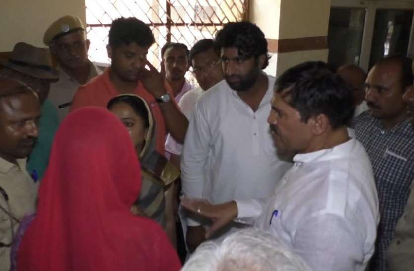 Food Supply Minister inspects Jawahar Hospital in jaisalmer खाद्य आपूर्ति मंत्री अचानक पहुंचे जवाहर चिकित्सालय,गंदगी और अव्यवस्थाएं देख बोले:'पीएमओ सा’ब...यह जानवरों का नहीं इंसानों का अस्पताल है'
