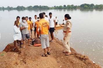 Twenty hours later, the body of a child drowned in Khari river बीस घंटे बाद मिला खारी नदी में बहे बालक का शव