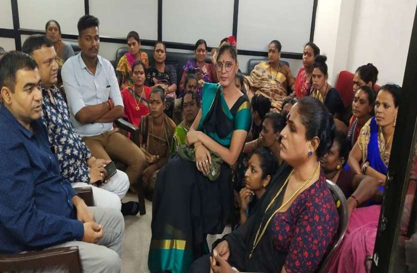 surat news-किन्नरों ने मृतक के परिवार को दिए डेढ़ लाख रुपए surat news-किन्नरों ने मृतक के परिवार को दिए डेढ़ लाख रुपए