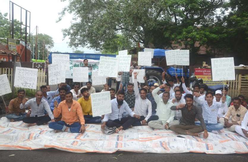 गेहूं खरीदकर नहीं दिए रुपए, मंडी गेट पर धरने पर बैठ गए गुस्साए किसान गेहूं खरीदकर नहीं दिए रुपए, मंडी गेट पर धरने पर बैठ गए गुस्साए किसान