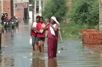 People leave his house reason of Ganga and Varuna Flood बाढ़ प्रभावित क्षेत्रों से शुरू हुआ पलायन, लोगों ने कहा कि इस साल चुनाव नहीं है इसलिए कोई नहीं आया