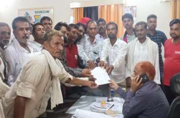 Demand for compensation of crop failure due to rain बारिश से फसलों में हुए खराबें का मुआवजा दिलाने की मांग, किसानों ने एसडीएम को सौंपा ज्ञापन