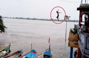 Children dangerous stunt in ganga river in Up Mirzapur गंगा की उफनती लहरों पर बच्चों का जानलेवा स्टंट, थोड़ी सी चूक और जा सकती है जान