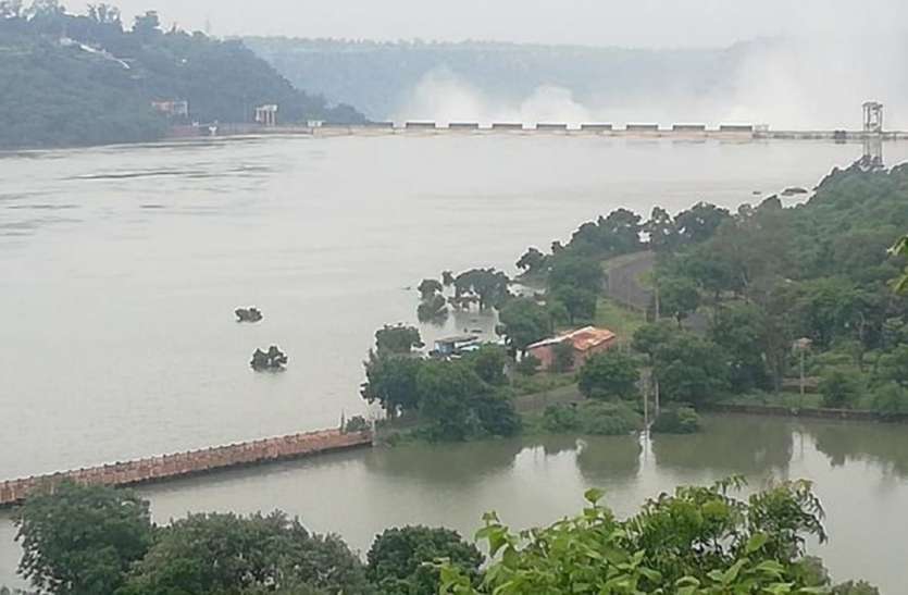 बाढ़ प्रभावितों को जिले के सांसद-विधायक देंगे एक माह का वेतन बाढ़ प्रभावितों को जिले के सांसद-विधायक देंगे एक माह का वेतन