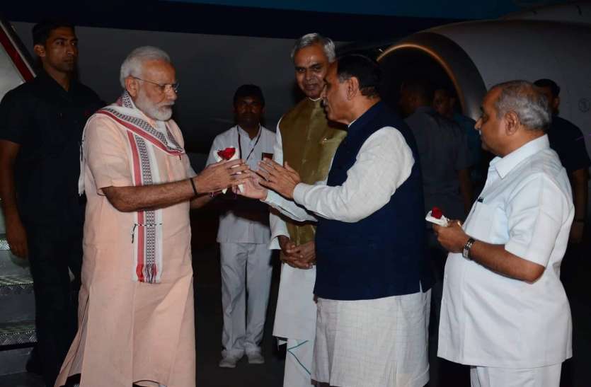 Modi in Gujarat: मोदी पहुंचे गुजरात, नर्मदा नीर की पूजा करेंगे Modi in Gujarat: मोदी पहुंचे अपने वतन, इस नदी के नीर की करेंगे पूजा