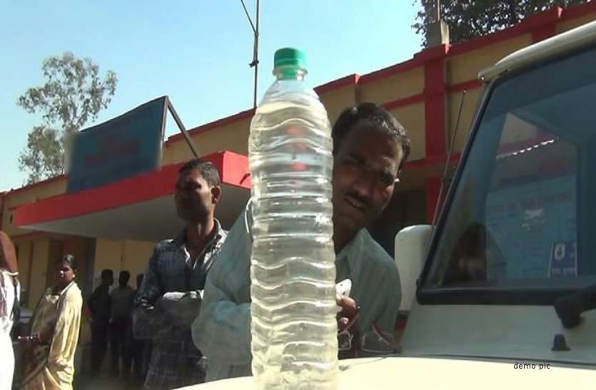 महिला कर्मचारी इस्तेमाल कर रहे थे प्लास्टिक के बोतल, जब अधिकारी ने देखा तो.. महिला कर्मचारी इस्तेमाल कर रहे थे प्लास्टिक के बोतल, जब अधिकारी ने देखा तो..