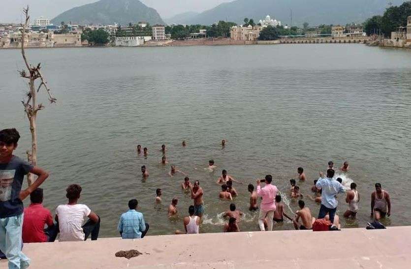 जयपुर की स्कू ली टीम ने पुष्कर सरोवर के घाट पर मचाया जमकर हुड़दंग जयपुर की स्कूली टीम ने पुष्कर सरोवर के घाट पर मचाया जमकर हुड़दंग