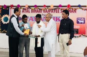 Raja Pathak Success Story Who Give Tips To Students For Better Career वो युवा जिसकी पढ़ाई के लिए मां ने अपना आखिरी जेवर तक बेंच दिया था, अब वह बन गया युवाओं का देवता