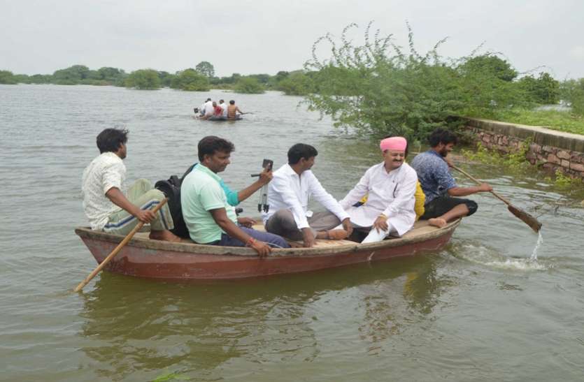 राजावत ने टापू बने गांवों में नाव से जाकर देखे हाल राजावत ने टापू बने गांवों में नाव से जाकर देखे हाल